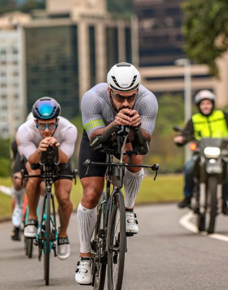 Ciclistas em posição aero durante prova