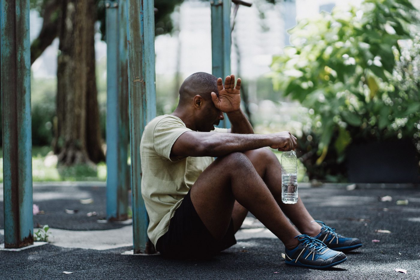 Atleta exausto sentado depois do treino