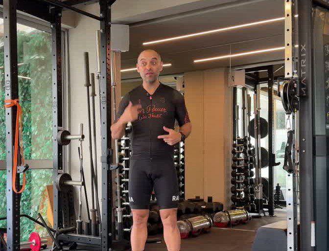Execução do pallof press, exercício anti-rotação