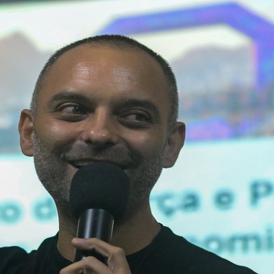 Renato Massaferri palestrando no Simpósio Ironman