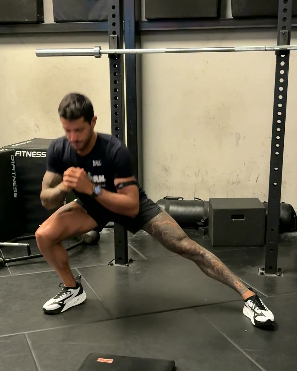 Atleta do método em afundo lateral