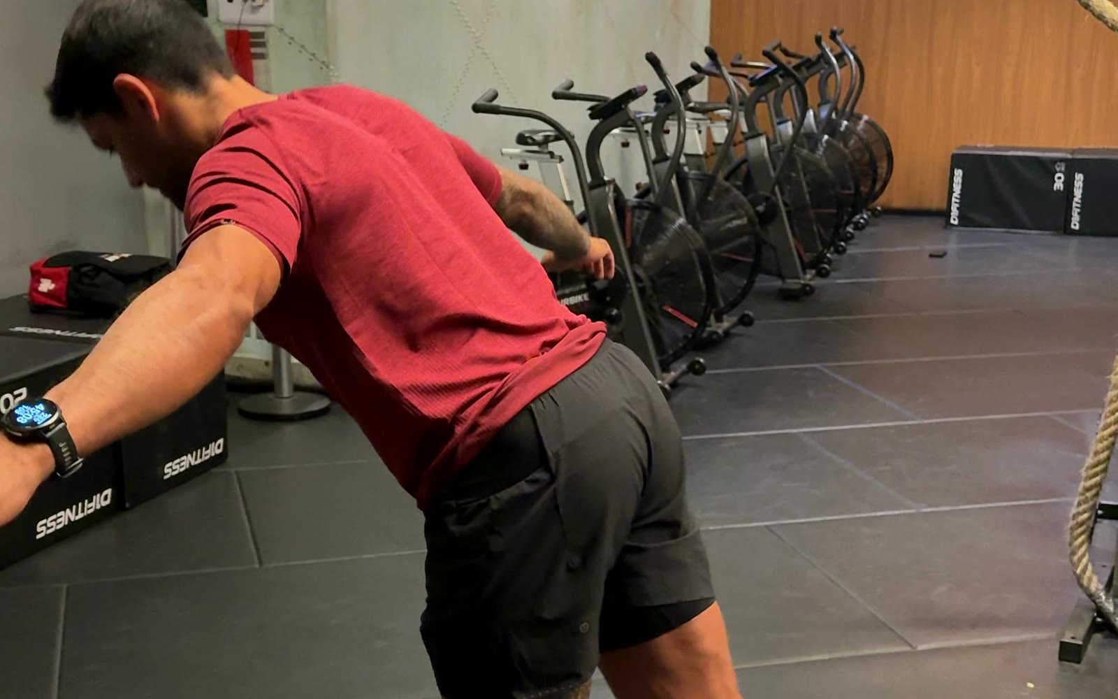 Atleta em RDL unilateral